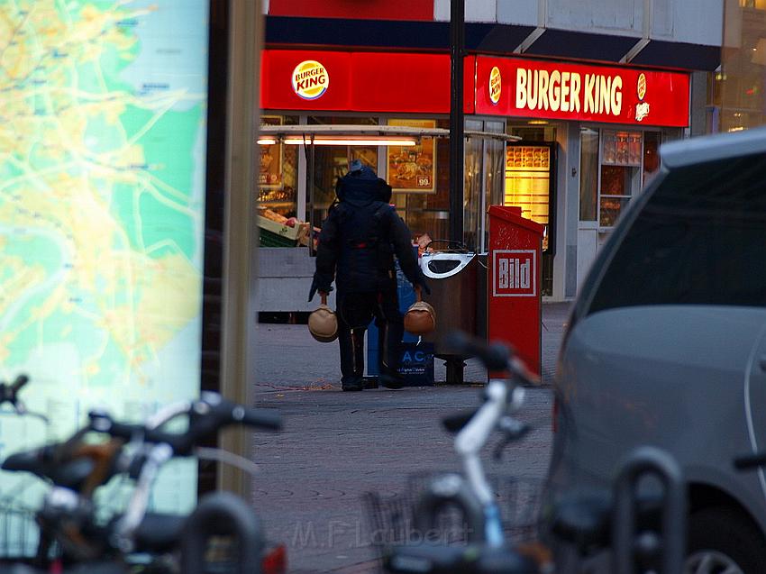 Herrenlose Einkaufstuete gesprengt Koeln Schildergasse P331.JPG